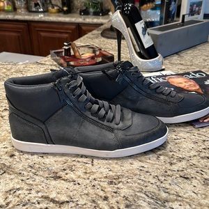NWT Guess men’s GREY high top dress shoes.